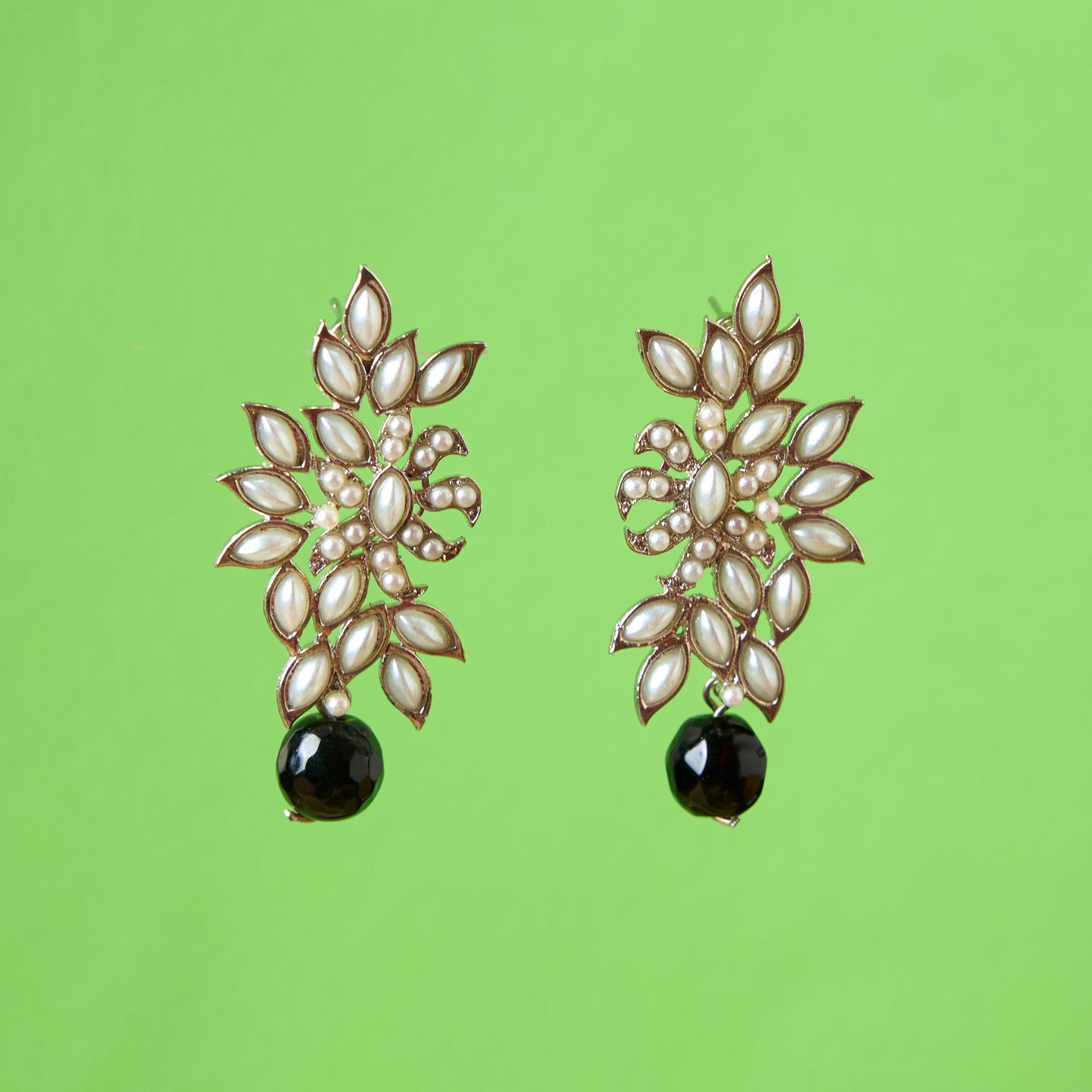 Moonstruck Flower Stud Earring with Pearl (Black) - www.MoonstruckINC.com